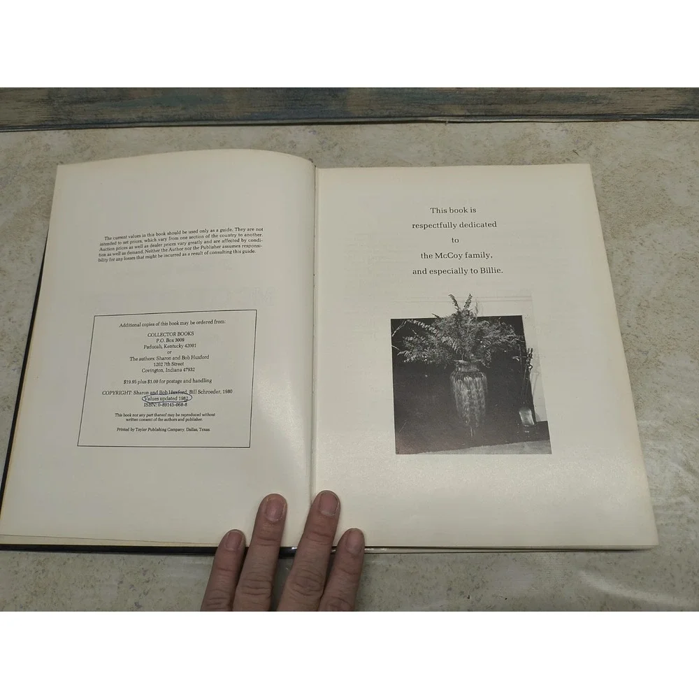 The Collector's Encyclopedia‎ of McCoy Pottery by Bob Huxford and Sharon Huxford